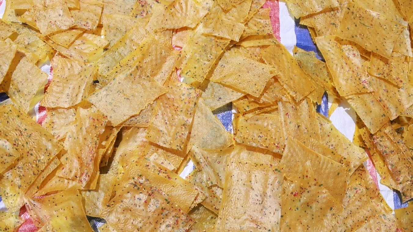 江西大余：秋日晒场忙 烫皮飘香迎假期