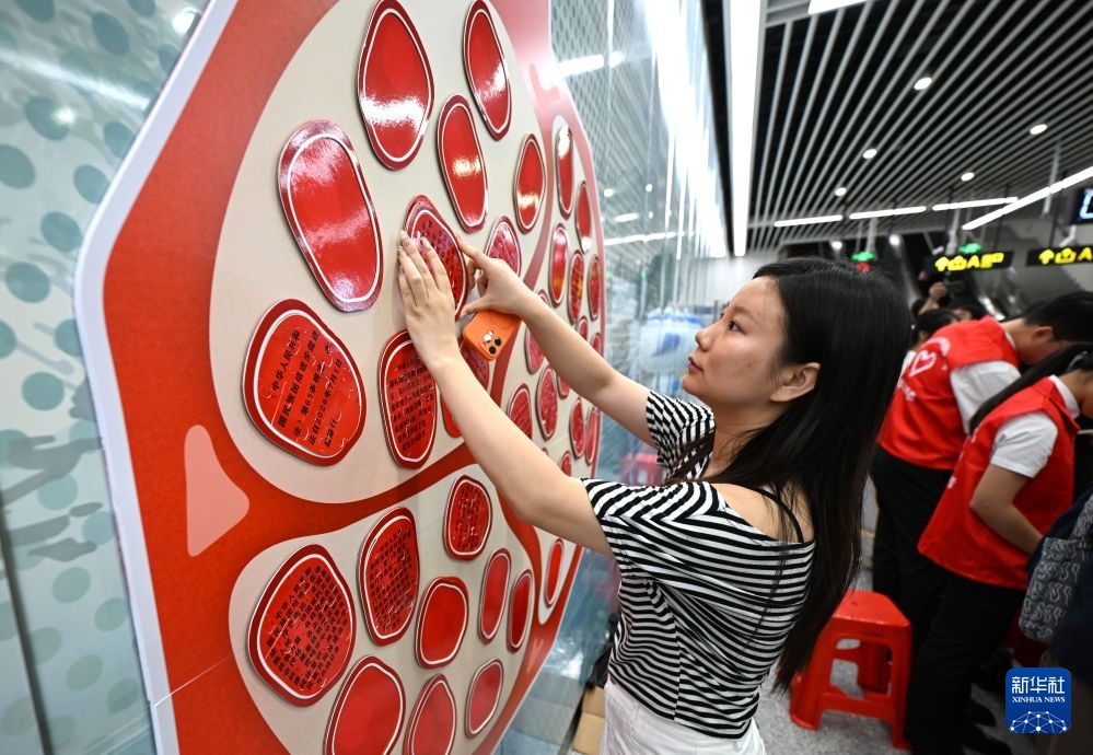 南宁举行民族团结进步宣传周地铁快闪主题活动 南宁举行民族团结进步宣传周地铁快闪主题活动