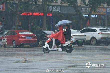 河南汝州迎降雨 路面湿滑影响出行