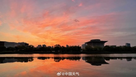 节后上班第一天 北京金粉色朝霞上线 节后上班第一天 北京金粉色朝霞上线