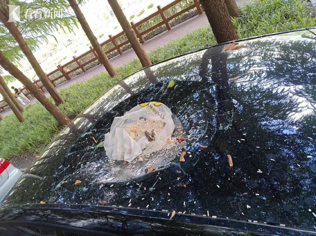 男子为泄愤将垃圾从17楼窗户抛下 砸穿轿车天窗 警方通过外卖盒+猫砂锁定嫌疑人 男子为泄愤将垃圾从17楼窗户抛下 砸穿轿车天窗 警方通过外卖盒+猫砂锁定嫌疑人