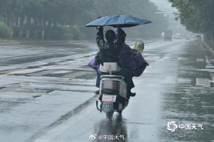 河南汝州迎降雨 路面湿滑影响出行