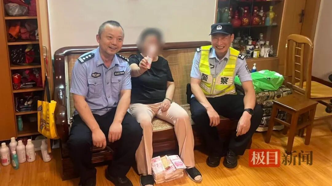 武汉72岁老人报警称丢失4万元现金 民警两度搜寻近8小时在鞋柜夹层中找到