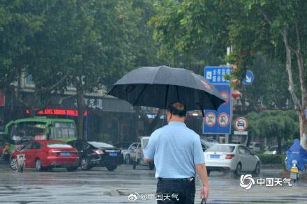 河南汝州迎降雨 路面湿滑影响出行