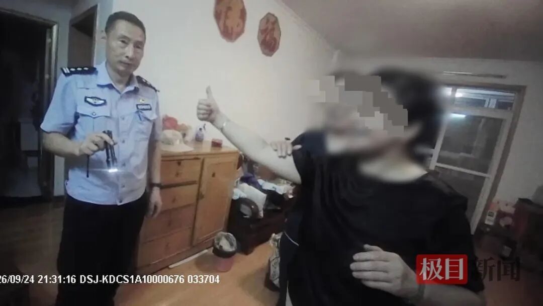 武汉72岁老人报警称丢失4万元现金 民警两度搜寻近8小时在鞋柜夹层中找到