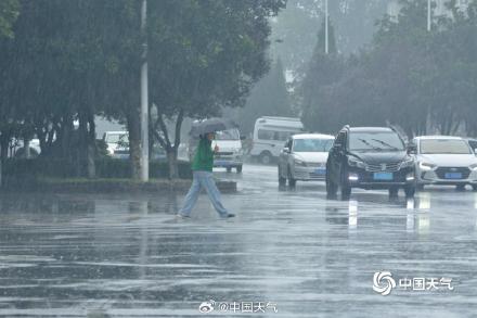 河南汝州迎降雨 路面湿滑影响出行