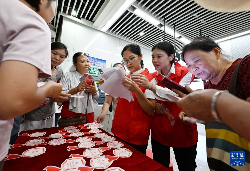 南宁举行民族团结进步宣传周地铁快闪主题活动 南宁举行民族团结进步宣传周地铁快闪主题活动