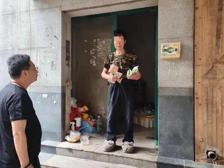 想都不敢想!男子拾荒21年,被救助时意外发现:账户上躺着42万元… 想都不敢想!男子拾荒21年,被救助时意外发现:账户上躺着42万元…