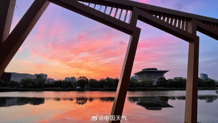节后上班第一天 北京金粉色朝霞上线 节后上班第一天 北京金粉色朝霞上线