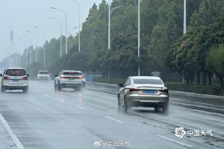 河南汝州迎降雨 路面湿滑影响出行