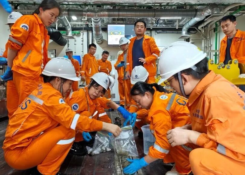 提升至5000米级,刷新纪录!“梦想”号在南海成功钻获→ 提升至5000米级,刷新纪录!“梦想”号在南海成功钻获→