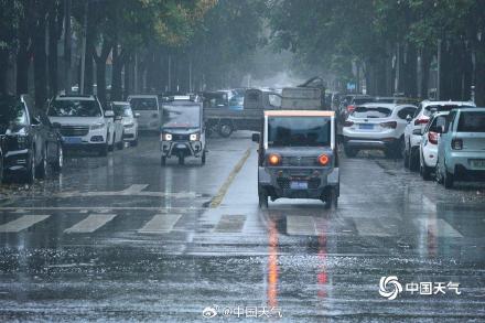 河南汝州迎降雨 路面湿滑影响出行