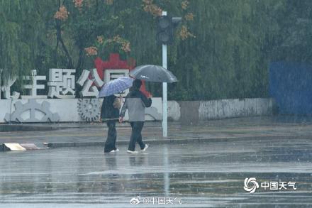 河南汝州迎降雨 路面湿滑影响出行