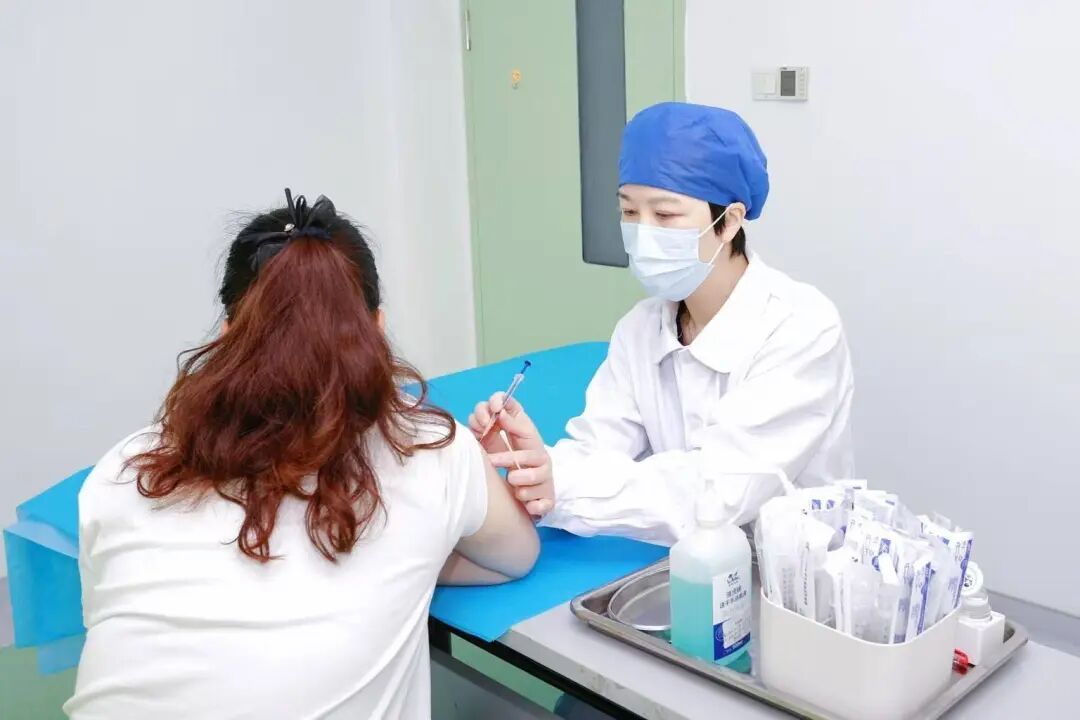 男子被自家宠物狗咬伤三次！医生：狂犬病致死率几乎100%，“十日观察法”很多人做错
