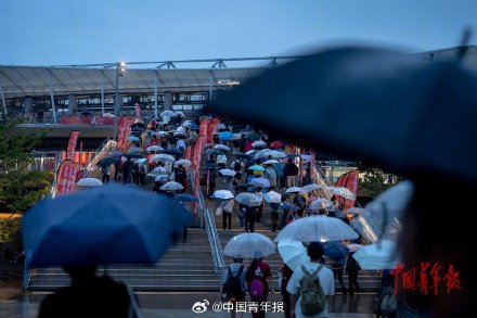 亚运雨夜田径场 中国队揽三金三银三铜 亚运雨夜田径场 中国队揽三金三银三铜