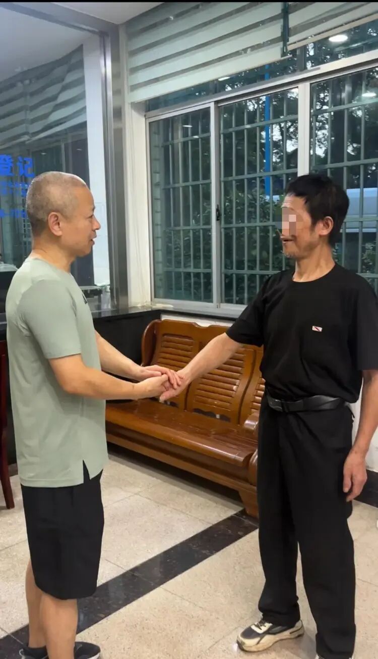 想都不敢想!男子拾荒21年,被救助时意外发现:账户上躺着42万元… 想都不敢想!男子拾荒21年,被救助时意外发现:账户上躺着42万元…
