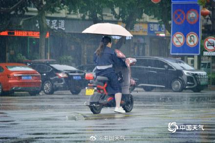 河南汝州迎降雨 路面湿滑影响出行
