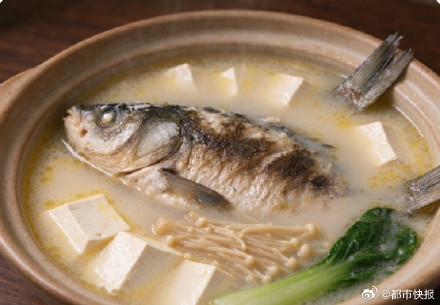 男子喝了几口隔夜鱼汤差点窒息
