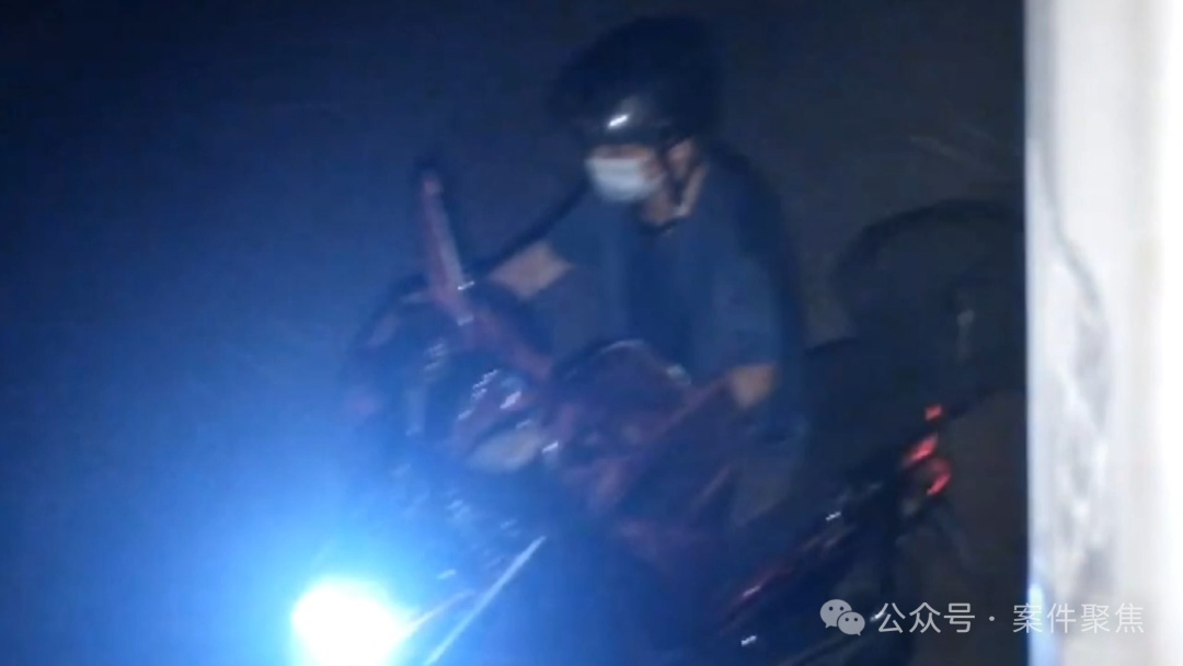 “我以为有人针对我!”上海小伙刚报完案,车又被砸了!强忍蚊虫蹲守一宿…… “我以为有人针对我!”上海小伙刚报完案,车又被砸了!强忍蚊虫蹲守一宿……