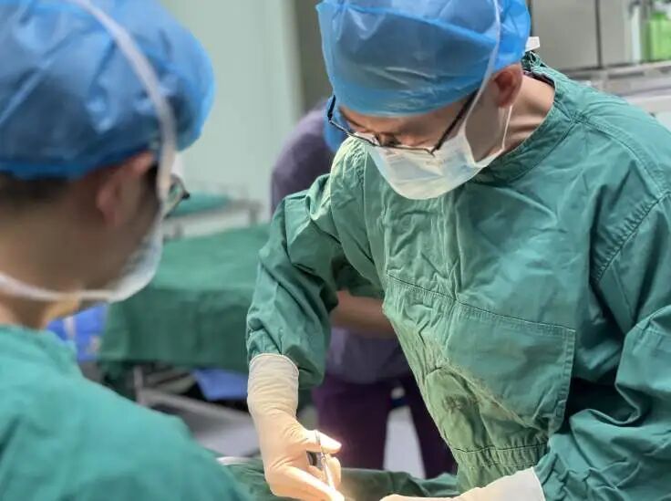 男子被自家宠物狗咬伤三次！医生：狂犬病致死率几乎100%，“十日观察法”很多人做错