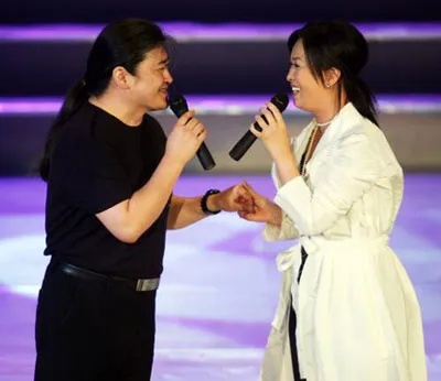 那英演唱会临时加唱《弯弯的月亮》缅怀刘欢,未提前报备引发热议,官方通报来了 那英演唱会临时加唱《弯弯的月亮》缅怀刘欢,未提前报备引发热议,官方通报来了