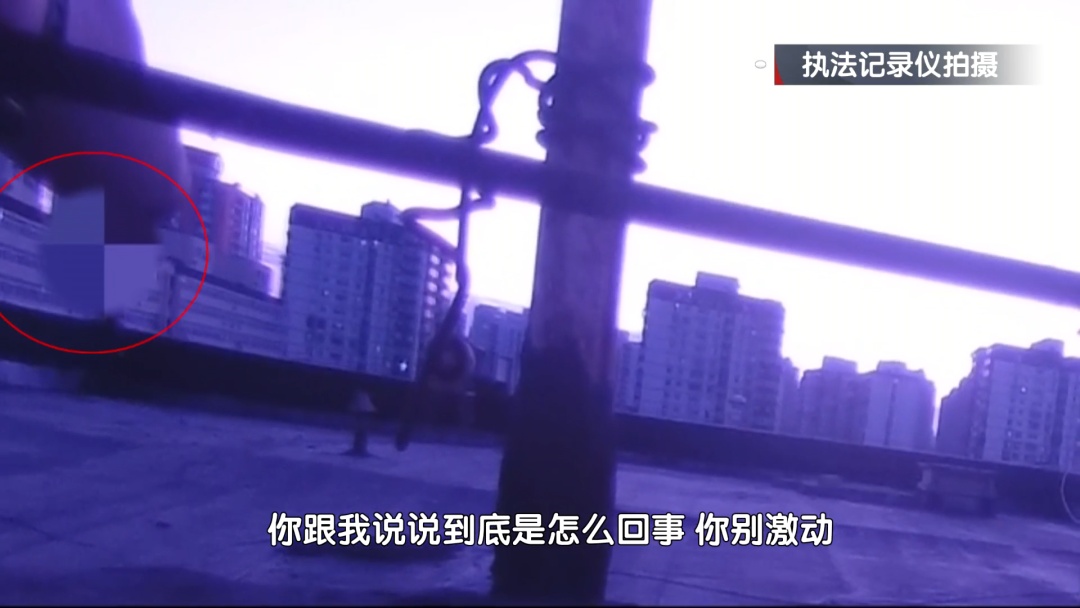 北京:女子站上天台轻生 特警飞身营救 北京:女子站上天台轻生 特警飞身营救