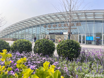 鲜花簇拥迎国庆,姹紫嫣红扮靓首都“迎宾门” 鲜花簇拥迎国庆,姹紫嫣红扮靓首都“迎宾门”