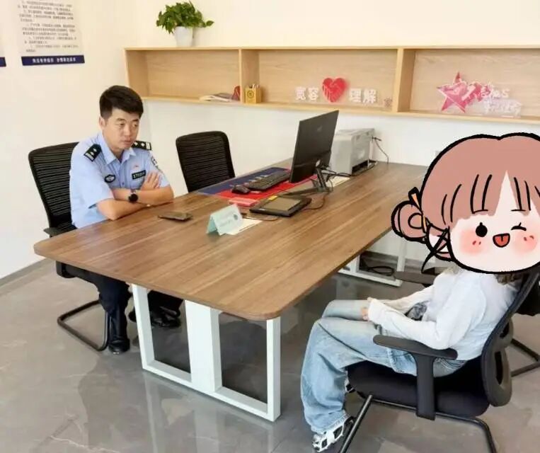 车篓里装着10万元现金，她被民警当街拦下…