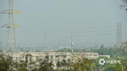 北京今晨雾气朦胧 远处景象若隐若现