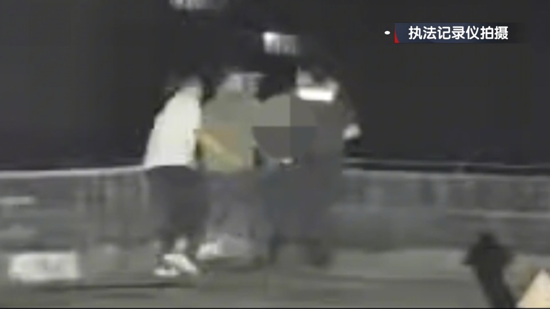 北京:女子站上天台轻生 特警飞身营救 北京:女子站上天台轻生 特警飞身营救