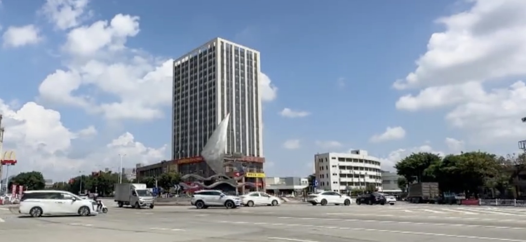 江门一环岛红绿灯只在“高峰上班”，平峰闪黄灯？街坊担心过街存隐患，当地回应