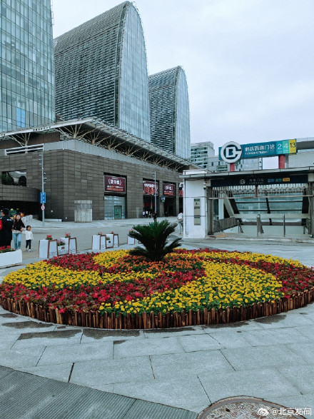 鲜花簇拥迎国庆,姹紫嫣红扮靓首都“迎宾门” 鲜花簇拥迎国庆,姹紫嫣红扮靓首都“迎宾门”