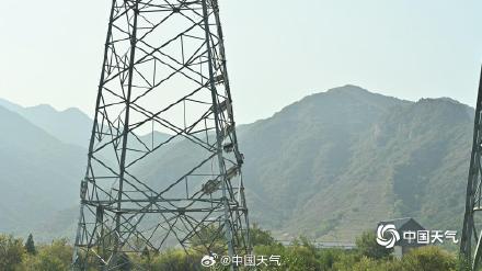北京今晨雾气朦胧 远处景象若隐若现
