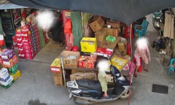 广东一3岁男童启动未熄火摩托车撞翻货架!父亲:想着停不久,没熄火 广东一3岁男童启动未熄火摩托车撞翻货架!父亲:想着停不久,没熄火
