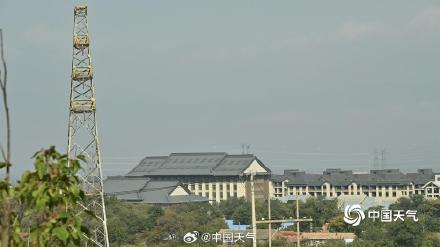 北京今晨雾气朦胧 远处景象若隐若现