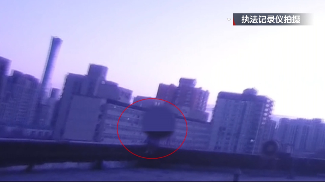北京:女子站上天台轻生 特警飞身营救 北京:女子站上天台轻生 特警飞身营救