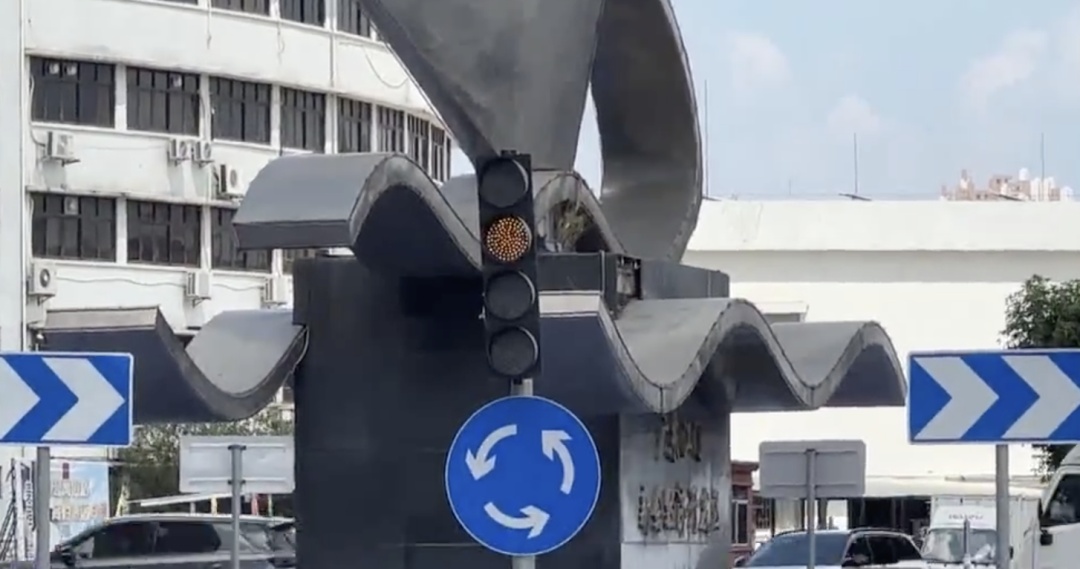 江门一环岛红绿灯只在“高峰上班”，平峰闪黄灯？街坊担心过街存隐患，当地回应