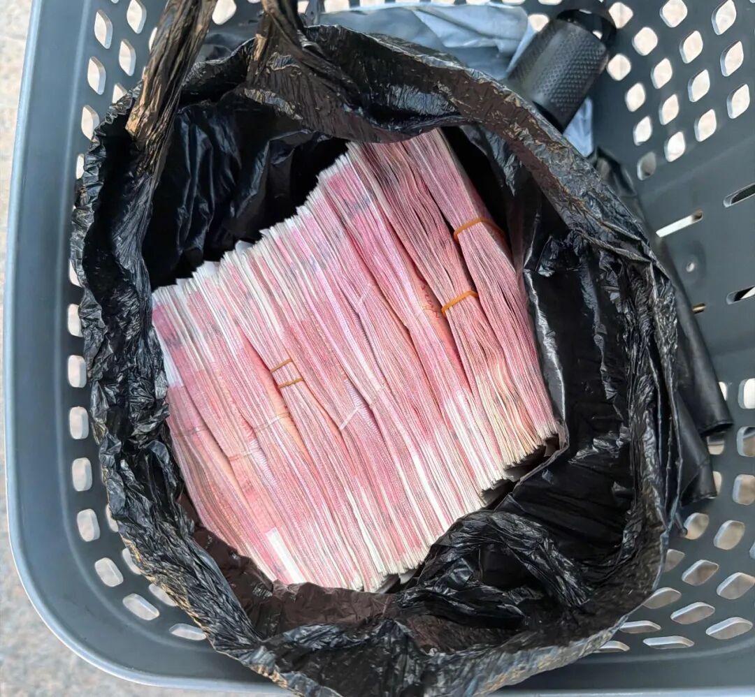 车篓里装着10万元现金，她被民警当街拦下…
