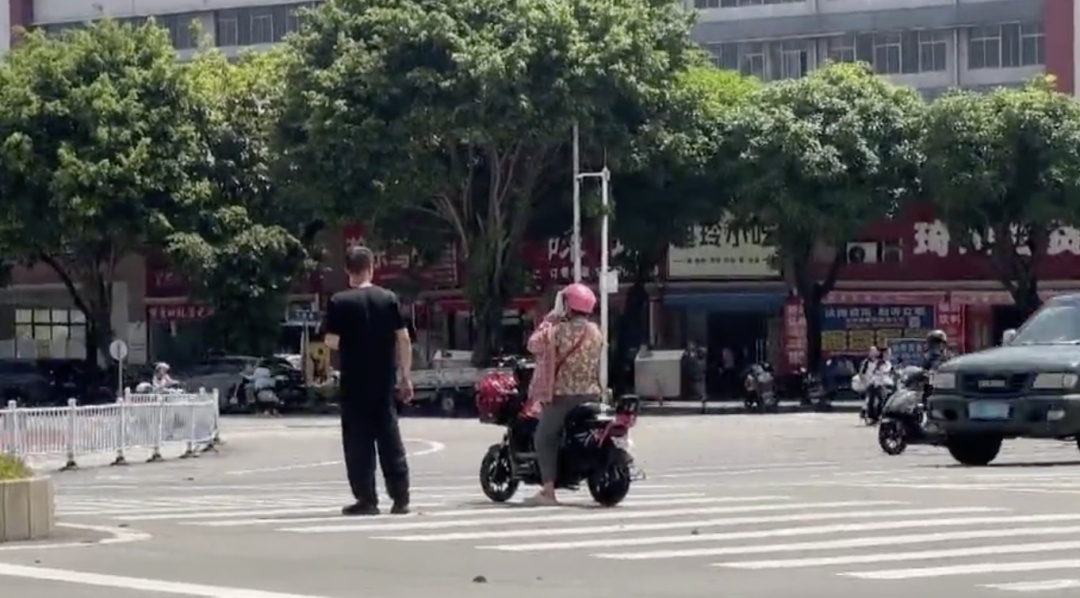 江门一环岛红绿灯只在“高峰上班”，平峰闪黄灯？街坊担心过街存隐患，当地回应