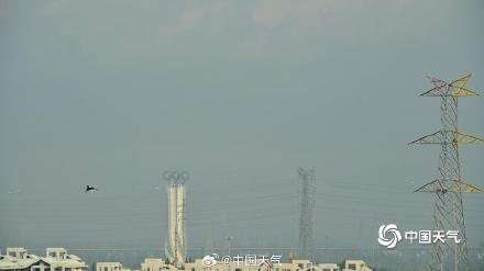 北京今晨雾气朦胧 远处景象若隐若现
