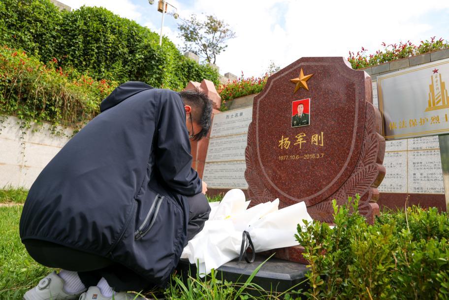 时隔十年,16岁儿子第一次来到英烈父亲墓前 时隔十年,16岁儿子第一次来到英烈父亲墓前
