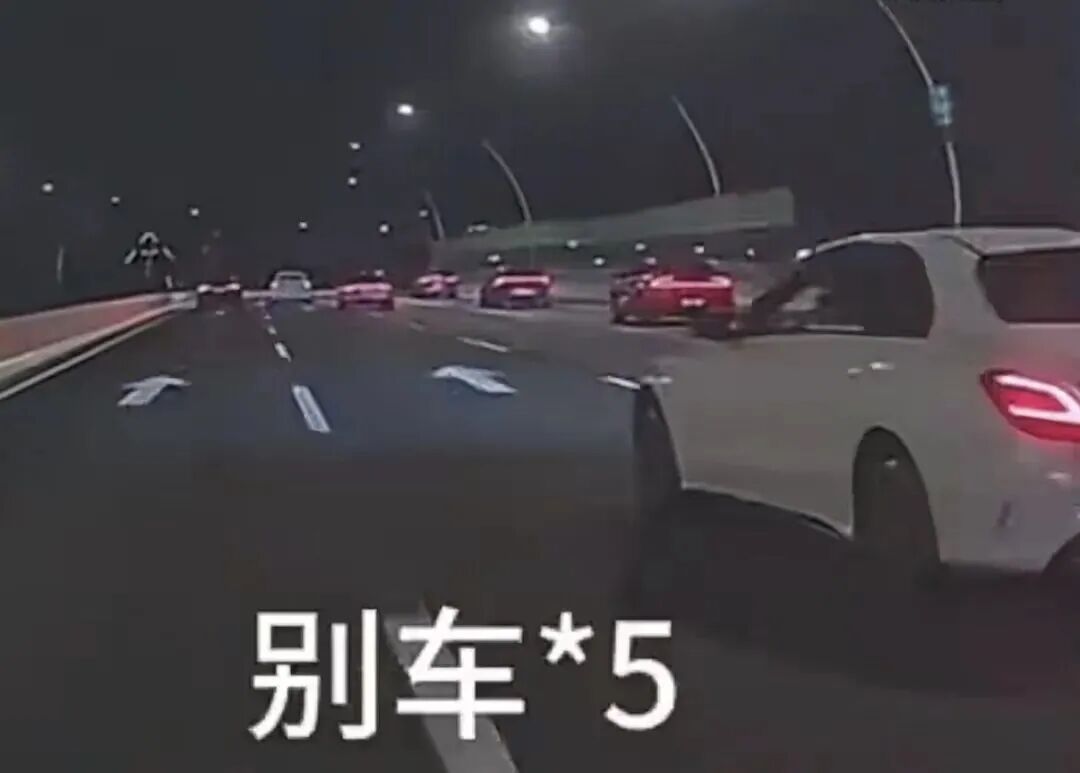 事发上海高架,疑似开“斗气车”,险象环生!后车司机连连惊呼“吓死我了” 事发上海高架,疑似开“斗气车”,险象环生!后车司机连连惊呼“吓死我了”