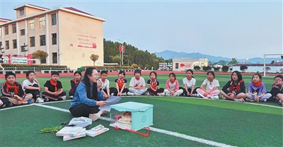 坚守山村15年,山里娃长大后,又教起了山里娃 坚守山村15年,山里娃长大后,又教起了山里娃