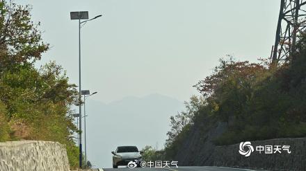 北京今晨雾气朦胧 远处景象若隐若现