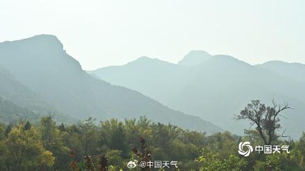 北京今晨雾气朦胧 远处景象若隐若现