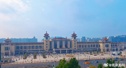 鲜花簇拥迎国庆,姹紫嫣红扮靓首都“迎宾门” 鲜花簇拥迎国庆,姹紫嫣红扮靓首都“迎宾门”