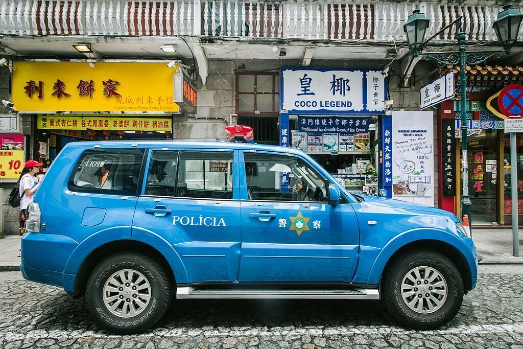 电影看多了！男子抢完钱为逃避抓捕，自备"水下推进器"从澳门游回内地…