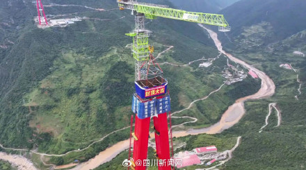 283米高空“搭积木” 西香高速泸沽湖特大桥主塔顺利封顶 283米高空“搭积木” 西香高速泸沽湖特大桥主塔顺利封顶