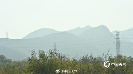 北京今晨雾气朦胧 远处景象若隐若现