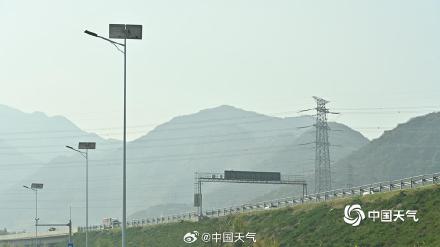 北京今晨雾气朦胧 远处景象若隐若现